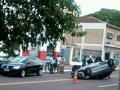 Carro capota após bater na traseira de outro veículo