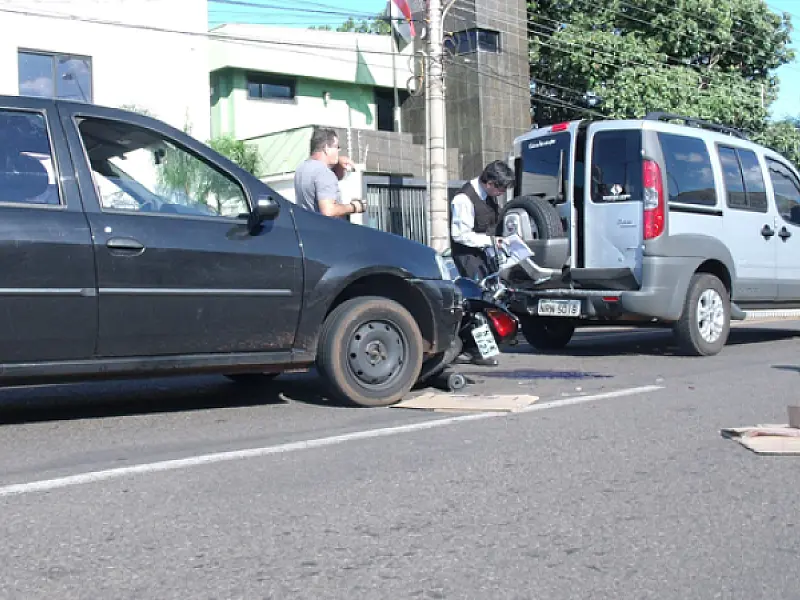 Motociclista é prensado por dois veículos na Av. Ceará