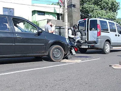 Motociclista é prensado por dois veículos na Av. Ceará
