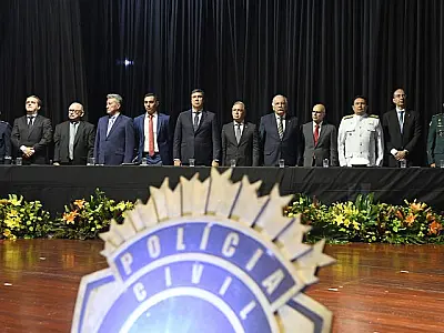 Em entrega de medalhas da polícia,