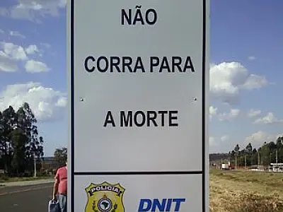 Mensagens de placas buscam reflexão de motoristas