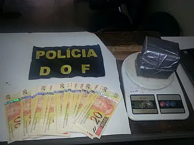 DOF apreende cocaína e quatro mil reais em moeda falsa