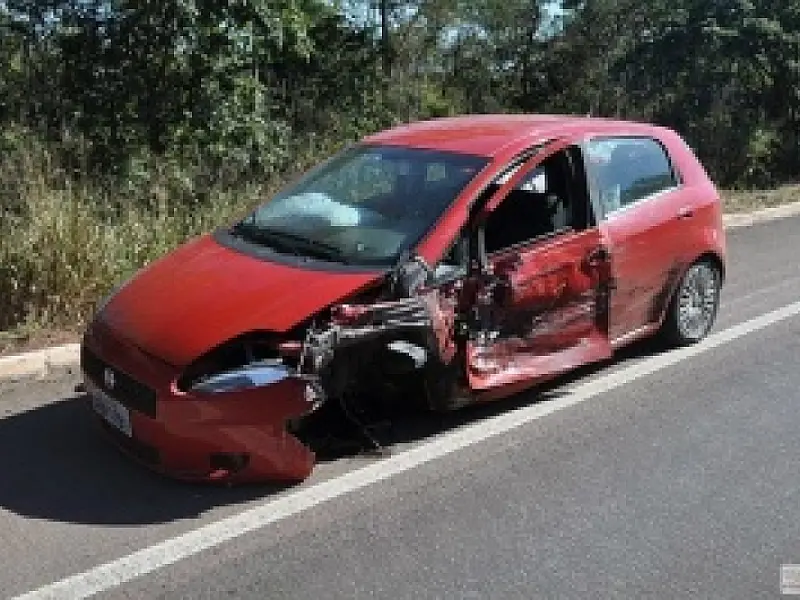Carro de passeio colide na lateral de carreta em Coxim