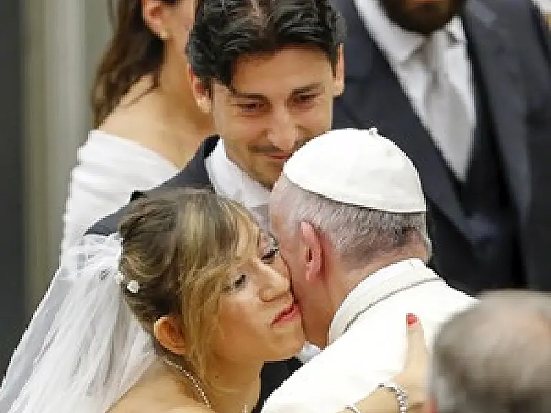 Papa simplifica procedimentos para anular casamentos católicos