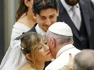 Papa simplifica procedimentos para anular casamentos católicos