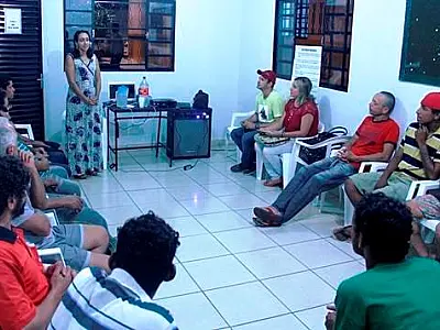 Detentos participam de autoajuda para superar uso de drogas