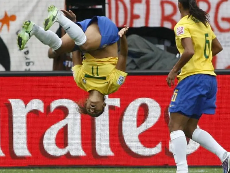Brasil vence e confirma liderança do grupo D
