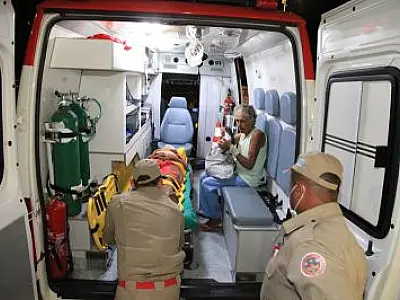Homem é internado em hospital após ser agredido a pauladas