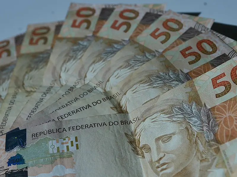 Brasileiro quer juntar dinheiro para pagar dívidas, diz pesquisa