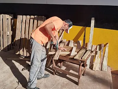 Móveis sustentáveis feitos em presídio de Coxim vão auxiliar projeto que atende mulheres artesãs