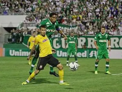Corinthians vence e lidera Campeonato Brasileiro