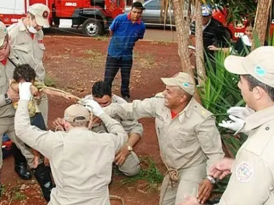 Criança de dois anos escapa ilesa de queda em fossa em Dourados
