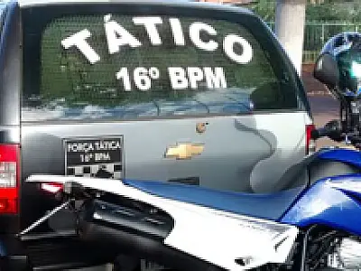 Jovem faz manobras perigosas em frente a viatura da PM e acaba preso