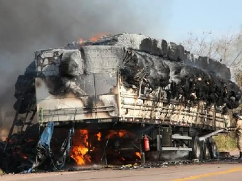 Carreta carregada de algodão é destruída pelo fogo em Pedro Gomes