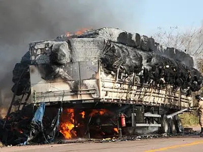 Carreta carregada de algodão é destruída pelo fogo em Pedro Gomes