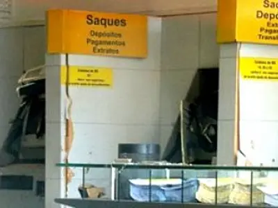 Assaltantes tentam explodir caixas eletrônicos em Itaquiraí