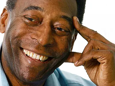 Internado na terça-feira da semana passada, Pelé recebe alta