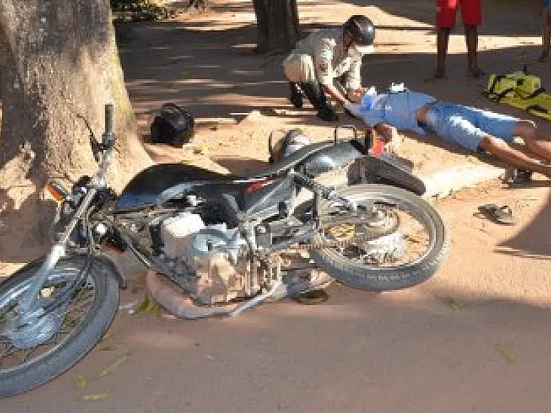 Motociclista perde controle de moto e colide com árvore em Coxim