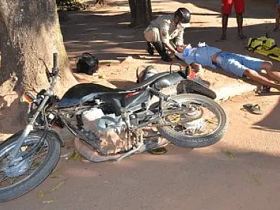 Motociclista perde controle de moto e colide com árvore em Coxim