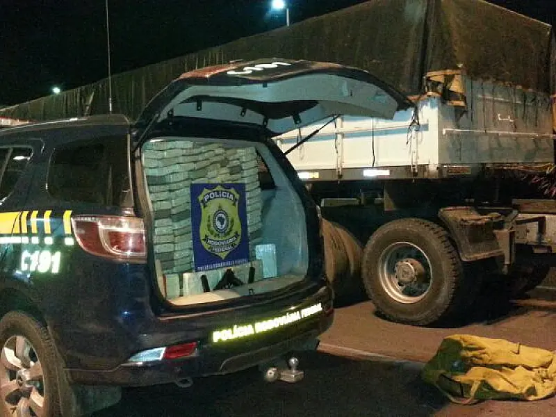 PRF apreende droga avaliada em R$ 3 milhões e pistola 9mm
