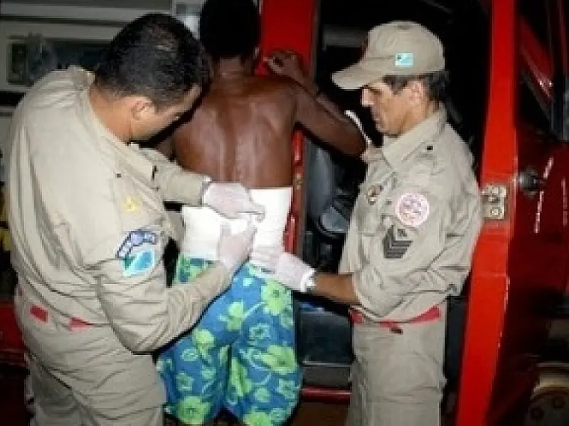 Mulher esfaqueia marido após ser agredida por ele