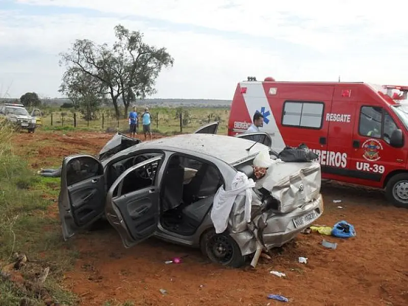 Carro capota na BR-267 e uma pessoa morre