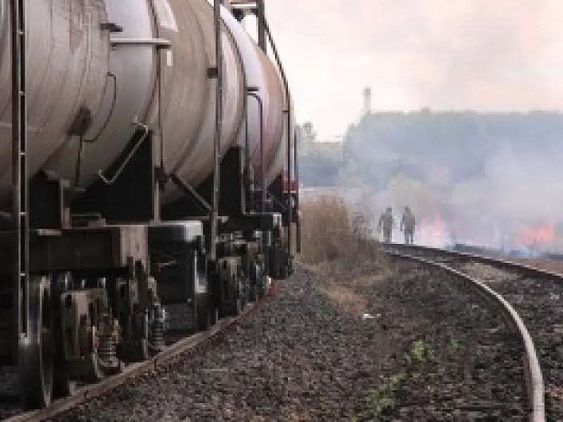 Bombeiros controlam fogo próximo de vagões de combustíveis
