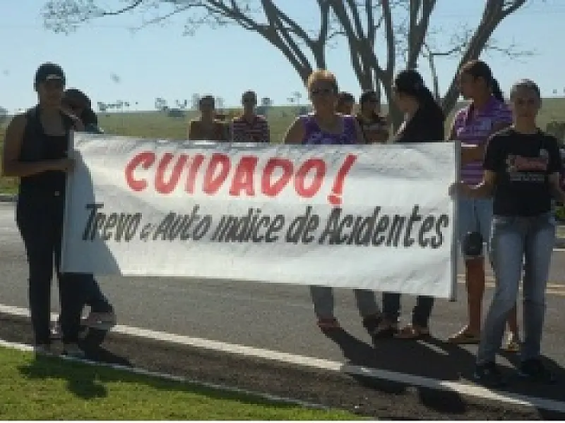 Manifestantes fecham MS-376 por mais segurança no trevo de Jateí