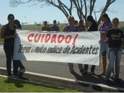 Manifestantes fecham MS-376 por mais segurança no trevo de Jateí