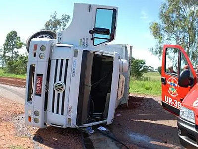 Ao desviar de moto, caminhão tomba na MS 276