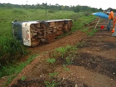 Ônibus tomba com trabalhadores em rodovia no MT