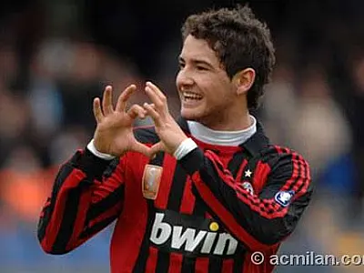 Pato está acertado com Corinthians e faz ensaio como reforço