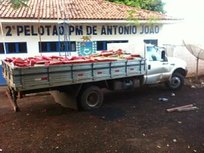 Polícia flagra quase 3 toneladas de maconha na carroceria de caminhão