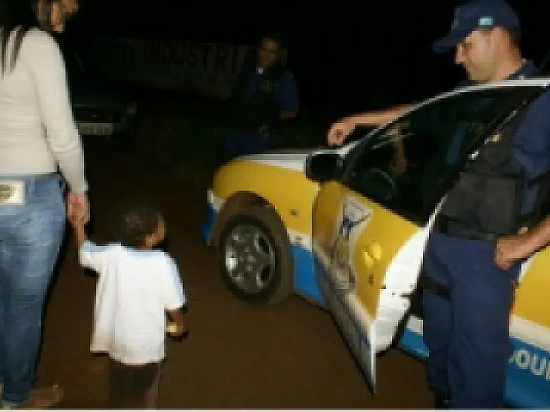 Mãe abandona filho por causa de companheiro racista
