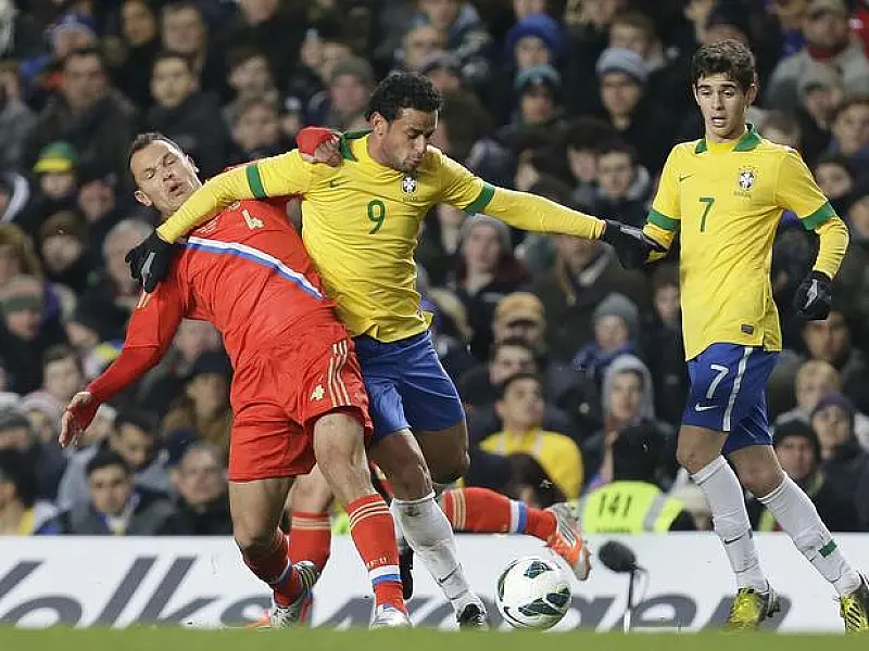 Fred marca no fim e Brasil empata com a Rússia