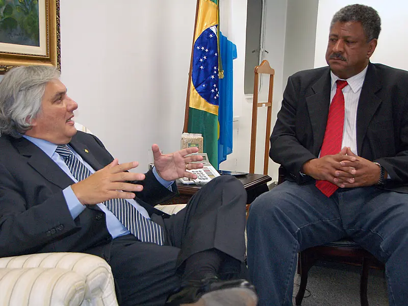 Delcídio e João Grandão garantem mais 13 motoniveladoras para atender municípios