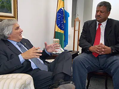 Delcídio e João Grandão garantem mais 13 motoniveladoras para atender municípios