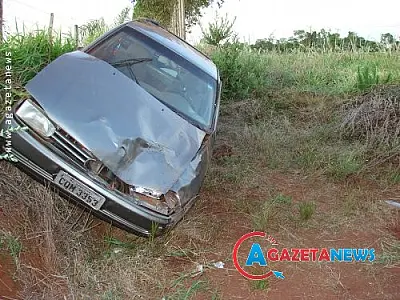 Motorista fica gravemente ferido após veículo sair da pista e capotar