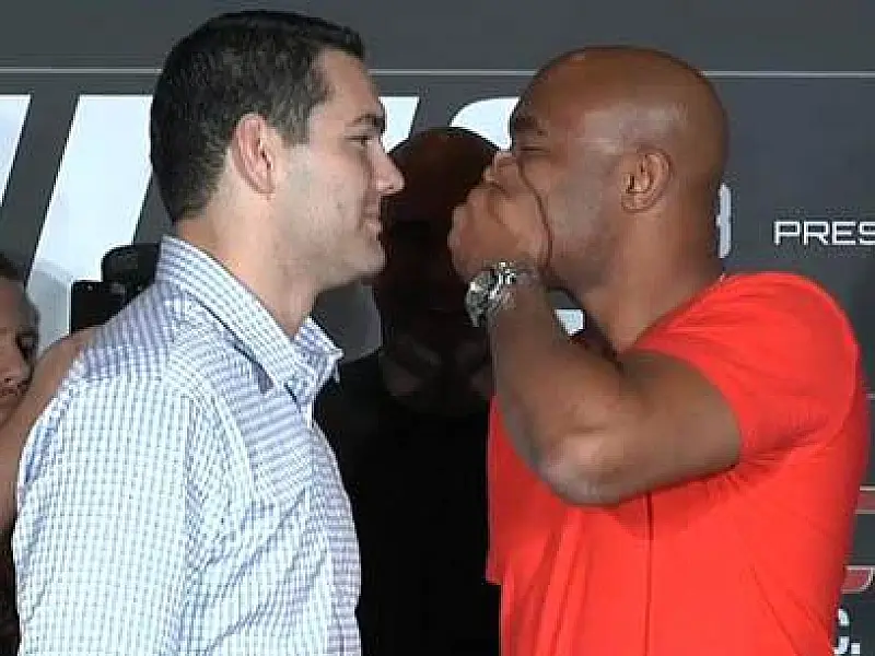 Sem pressão, Anderson ironiza "beijo" e promete manter estilo contra Chris