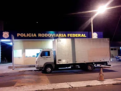 Homem é mantido em cativeiro após ter veículo roubado