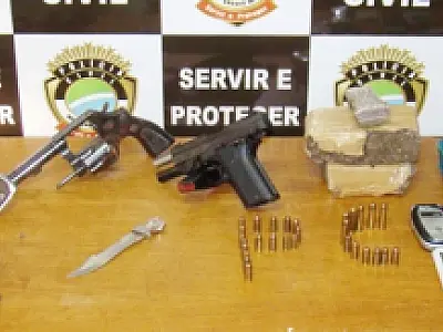 Trio é preso com armas e drogas em boca de fumo