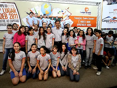 Prefeito premia escolas que se destacaram no Ideb