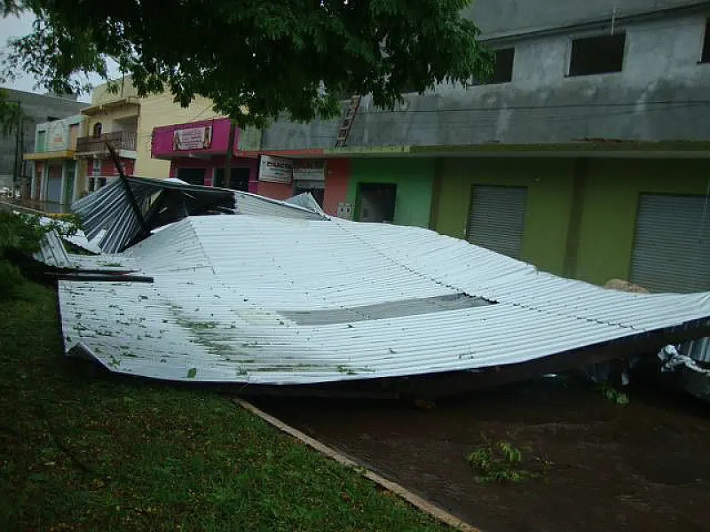 Vendaval causa estragos na cidade de Caarapó