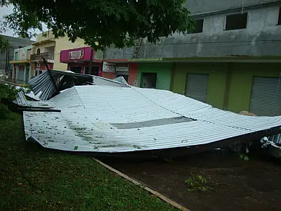 Vendaval causa estragos na cidade de Caarapó
