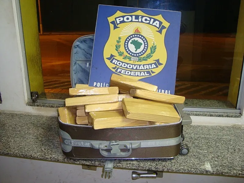 PRF apreende quase 30 kg de maconha em ônibus