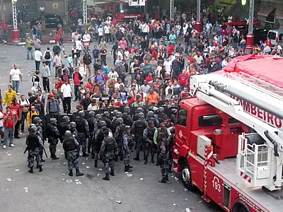 Com bombas de gás, PM invade quartel tomado por bombeiros no Rio