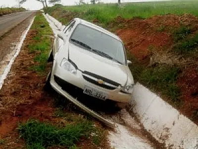 Motorista perde controle e carro vai parar em vala na MS-276 em Ivinhema