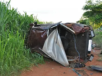 Veículo sai da pista, capota e deixa duas pessoas feridas