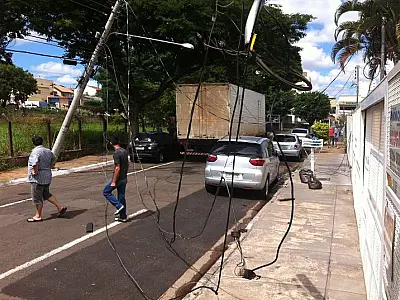 Caminhões arrebentam fios e rua fica sem energia na Capital