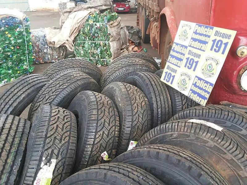 PRF encontra carga de pneus contrabandeados em meio a produtos recicláveis